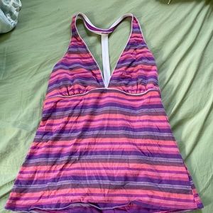 Adorable athleta swimsuit top with an open back and plunging neckline!